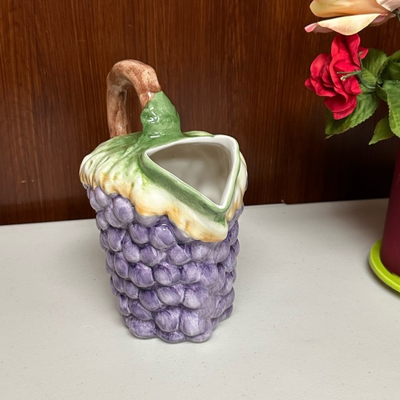 Vintage Majolica Pottery Embossed Grape shaped serving pitcher - Picture 8 of 15
